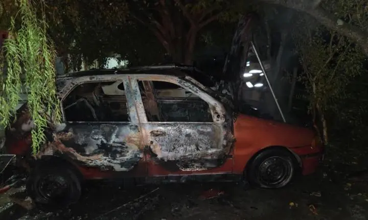 Bombeiros combatem incêndio em dois veículos e caso é investigado em Santa Cruz de Minas