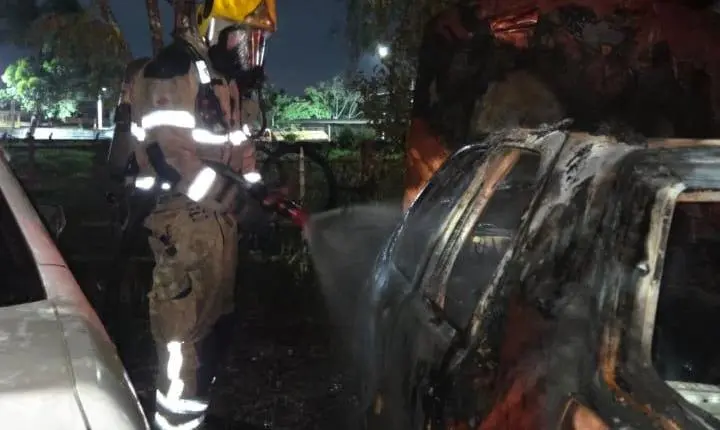 Bombeiros combatem incêndio em dois veículos e caso é investigado em Santa Cruz de Minas