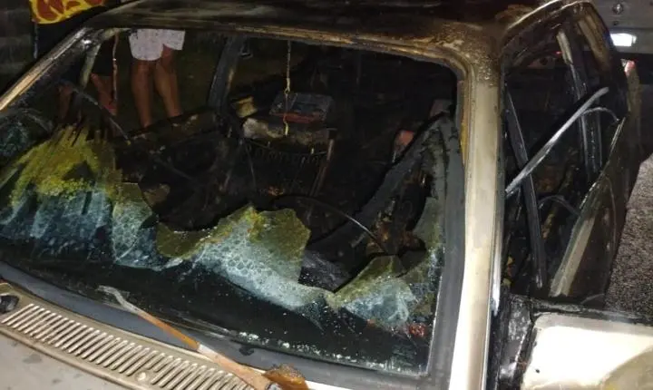 Bombeiros combatem incêndio em dois veículos e caso é investigado em Santa Cruz de Minas