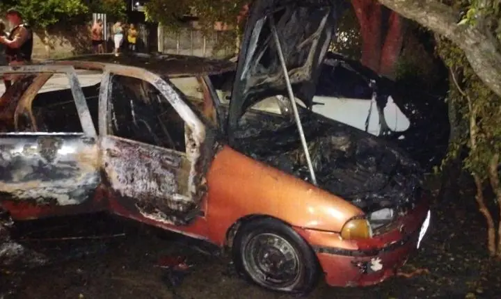 Bombeiros combatem incêndio em dois veículos e caso é investigado em Santa Cruz de Minas