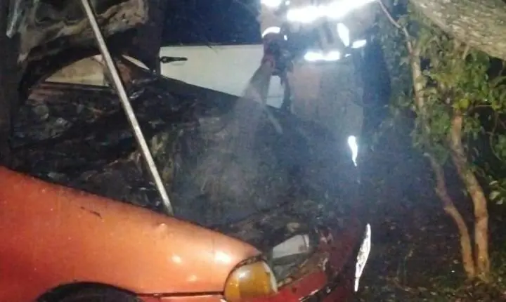 Bombeiros combatem incêndio em dois veículos e caso é investigado em Santa Cruz de Minas