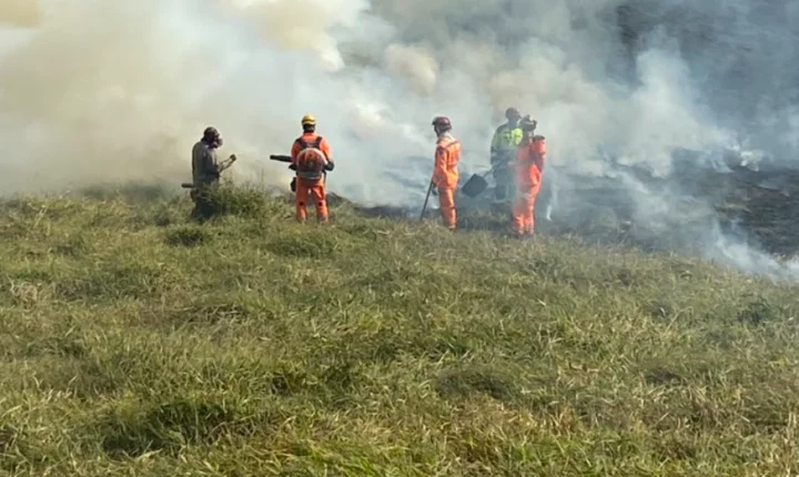 Bombeiros controlam incêndio de grandes proporções próximo ao Parque do Krambeck, em Juiz de Fora