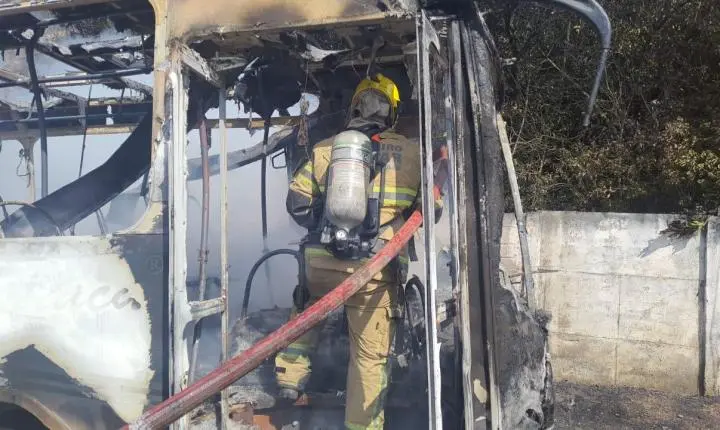 Bombeiros controlam incêndio em ônibus com estudantes na região de Barbacena