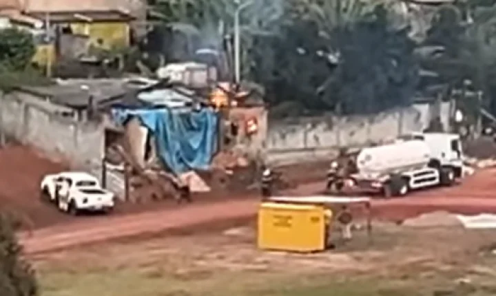 Bombeiros controlam incêndio em residência no bairro Belvedere, em Ouro Branco