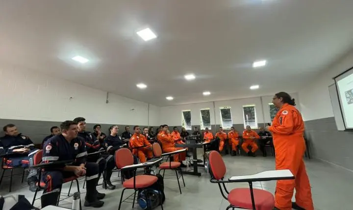 Bombeiros e SAMU capacitam profissionais para serviço aeromédico em Juiz de Fora