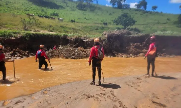 Bombeiros mobilizam 56 militares e cães em busca de desaparecido em Ubá