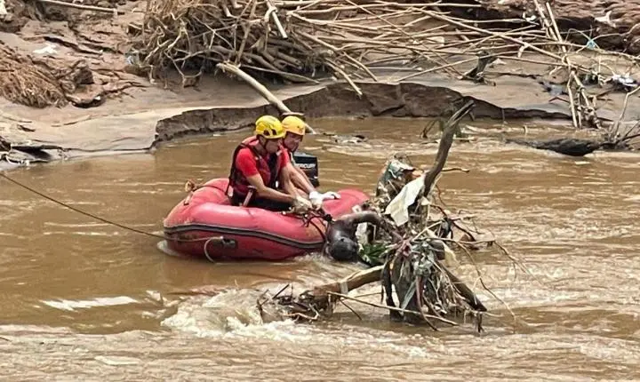 Bombeiros mobilizam 56 militares e cães em busca de desaparecido em Ubá