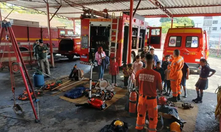 Bombeiros recebem escoteiros e crianças em ação de integração em São João del-Rei