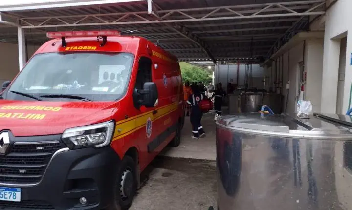 Bombeiros resgatam jovem com braço preso em máquina de moer carne em Juiz de Fora