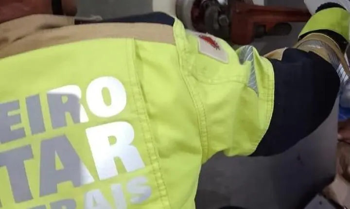 Bombeiros resgatam jovem com braço preso em máquina de moer carne em Juiz de Fora