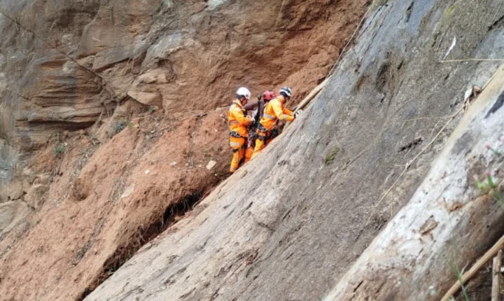 Bombeiros resgatam mulher de 48 anos presa em fenda no Morro do Cristo
