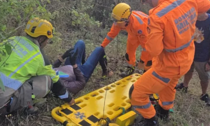 Bombeiros resgatam praticante de parapente em área de difícil acesso em Leopoldina
