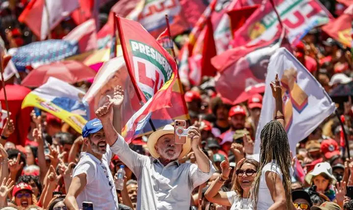 Lula defende fim da escala 6x1 e critica Banco Master em comício no DF