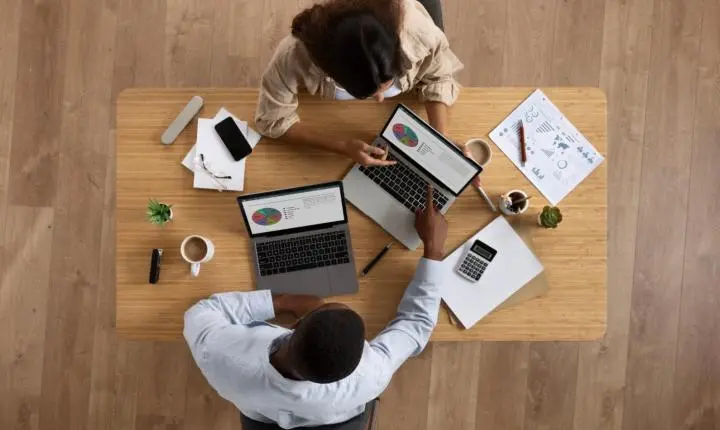 Busca por profissionais brasileiros no exterior cresce 53% e falar inglês é diferencial para acesso a vagas globais