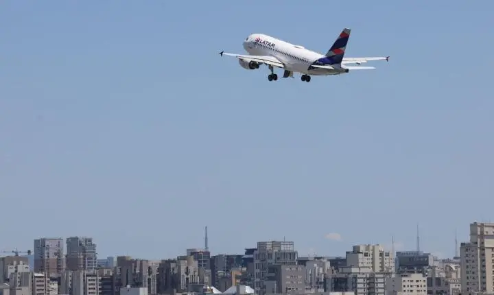 Cade investiga possível conluio de preços entre Latam e Gol