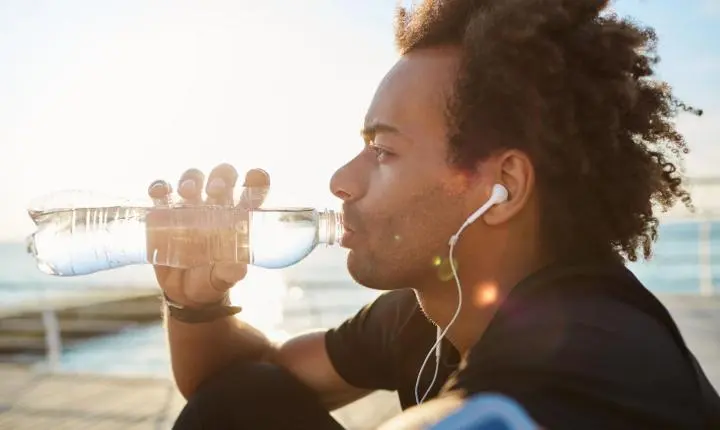 Calor de fim de ano: por que a hidratação virou questão de saúde e de produtividade