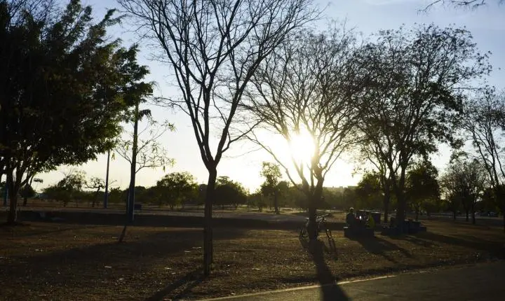 Inmet divulga previsão do tempo com calor extremo e alertas de tempestades