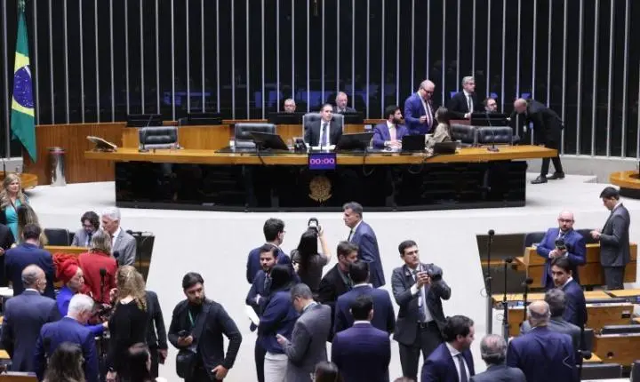 Câmara adia para quinta-feira votação sobre o fim da taxa das blusinhas