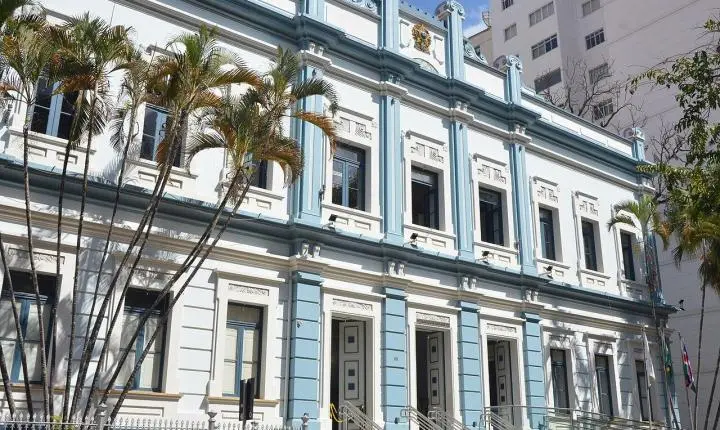 Câmara de Juiz de Fora aprova projetos para vacinação domiciliar e cardápio impresso obrigatório