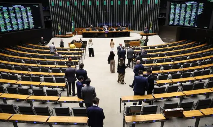 Câmara dos Deputados analisa alterações no Código Penal e suspensão de CNH por abandono de animais