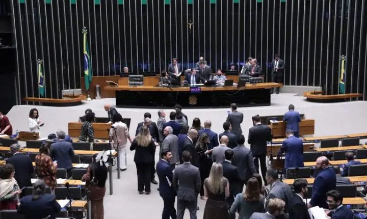 Câmara dos Deputados pode votar medida provisória sobre o piso do magistério nesta quarta-feira