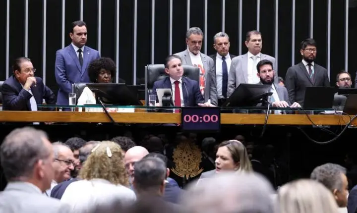 Câmara dos Deputados pode votar propostas legislativas sobre temas urgentes nesta quinta