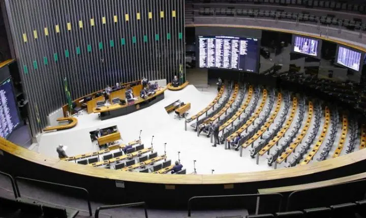 Plenário da Câmara avalia propostas cruciais sobre feminicídio, preço dos combustíveis e suplementos alimentares