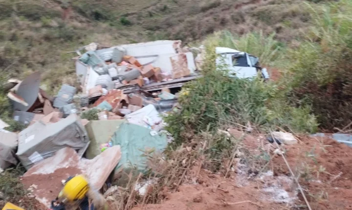 Caminhão carregado com brinquedos tomba na BR-116 e criança de 2 anos fica presa às ferragens em Leopoldina