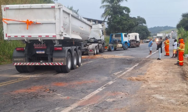 Caminhão carregado com pedras tomba na MGC-393 e deixa motorista ferido em Estrela Dalva
