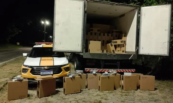 Caminhão com carga ilegal de cigarros avaliada em mais de R$ 1 milhão é apreendido em Além Paraíba