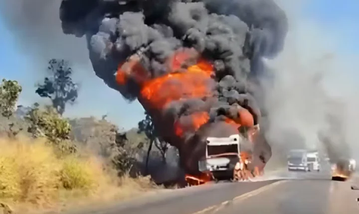Caminhão pega fogo e interdita totalmente a BR-365 em Patrocínio