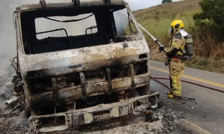Caminhão pega fogo na MG-133 e gari fica gravemente ferido após acidente em Juiz de Fora