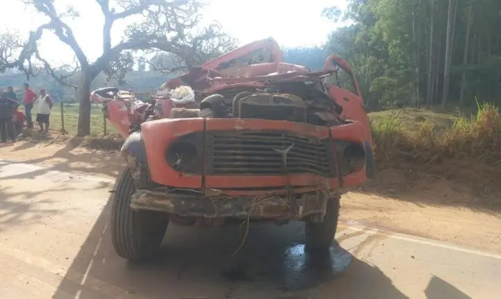 Caminhão perde o controle e bate em guarita do DER; três pessoas morrem em Carangola
