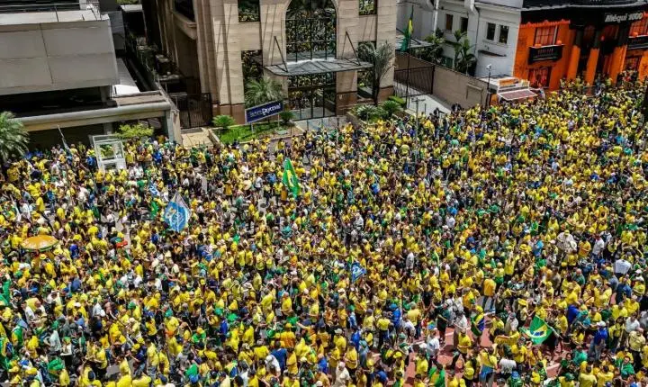 Flávio Bolsonaro realiza ato na Avenida Paulista a uma semana do segundo turno