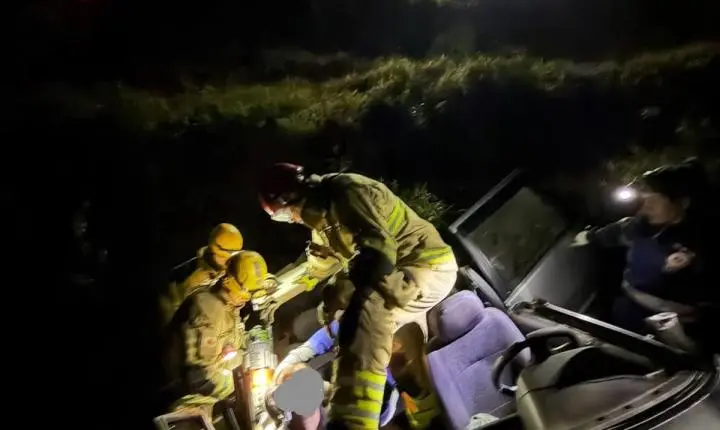 Capotamento deixa homem preso às ferragens na BR-267 em Bom Jardim de Minas
