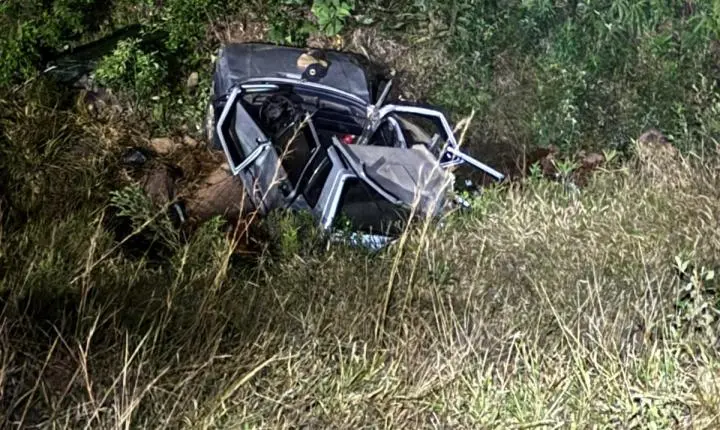 Capotamento deixa homem preso às ferragens na BR-267 em Bom Jardim de Minas