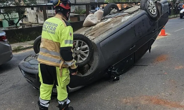Capotamento na Avenida Juscelino Kubitschek mobiliza Corpo de Bombeiros em Juiz de Fora