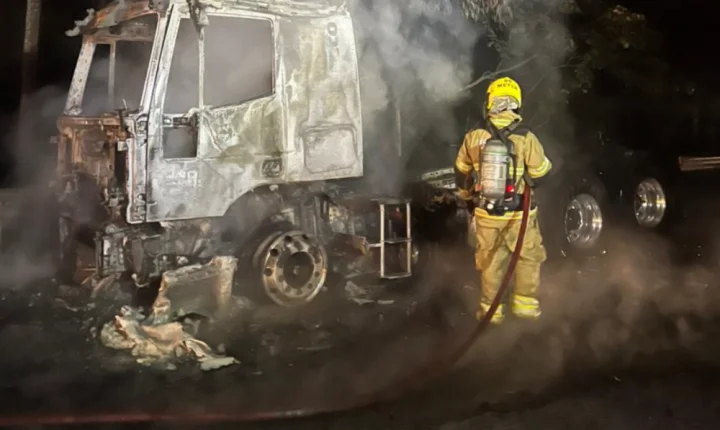 Carreta é destruída por incêndio na BR-040 e mobiliza Bombeiros em Ressaquinha