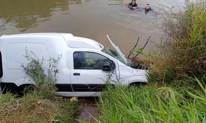 Carro de entregas cai em açude e mobiliza Corpo de Bombeiros na rodovia MG 126