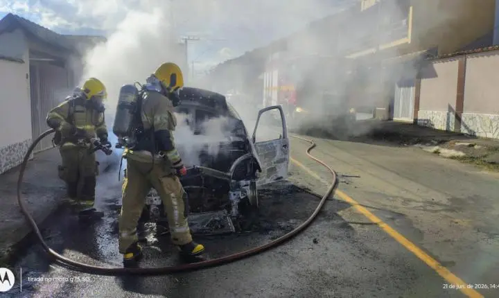 Carro é destruído por incêndio no bairro Marilândia, em Juiz de Fora