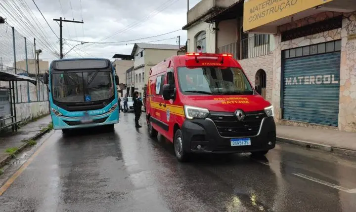 Carro e ônibus colidem no bairro Chapada em Conselheiro Lafaiete