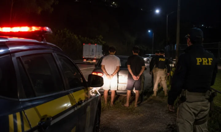 Carro furtado em Belo Horizonte é recuperado após perseguição na BR-040; dois homens são presos