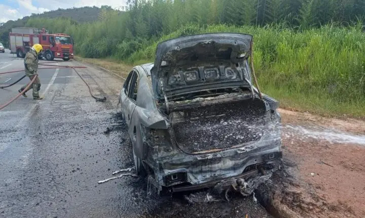 Carro movido a GNV pega fogo na BR-040 em Santos Dumont