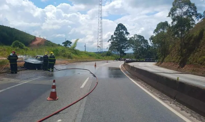 Carro movido a GNV pega fogo na BR-040 em Santos Dumont