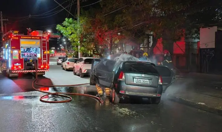 Carro pega fogo próximo à Prefeitura de Juiz de Fora e mobiliza Bombeiros