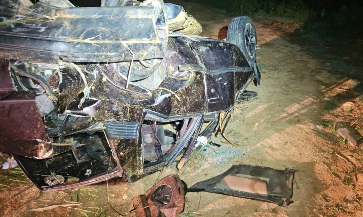 Carro sai da pista e cai em abismo durante ultrapassagem em São João Nepomuceno
