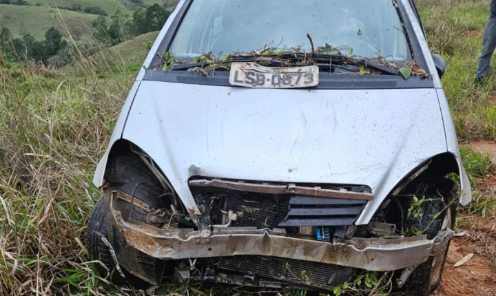 Carro sai da pista e cai em ribanceira durante ultrapassagem na MG-126