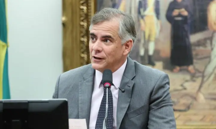 CCJ aprova fim da escala 6x1 e redução da maioridade penal em semestre produtivo