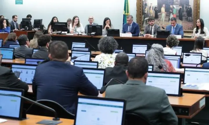 CCJ da Câmara adia votação de PEC sobre maioridade penal para 16 anos