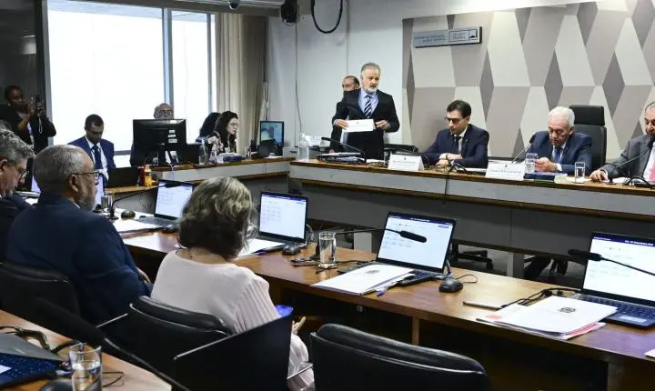 CCJ do Senado aprova PEC pelo fim da jornada 6x1 de trabalho